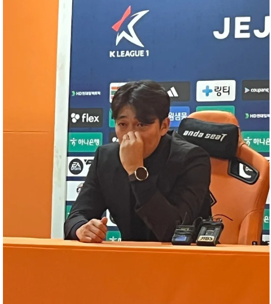 <b>수원</b> 삼성 충격의 1부<b>승격 실패</b>! 변성환 감독 눈물의 큰절 후... 
