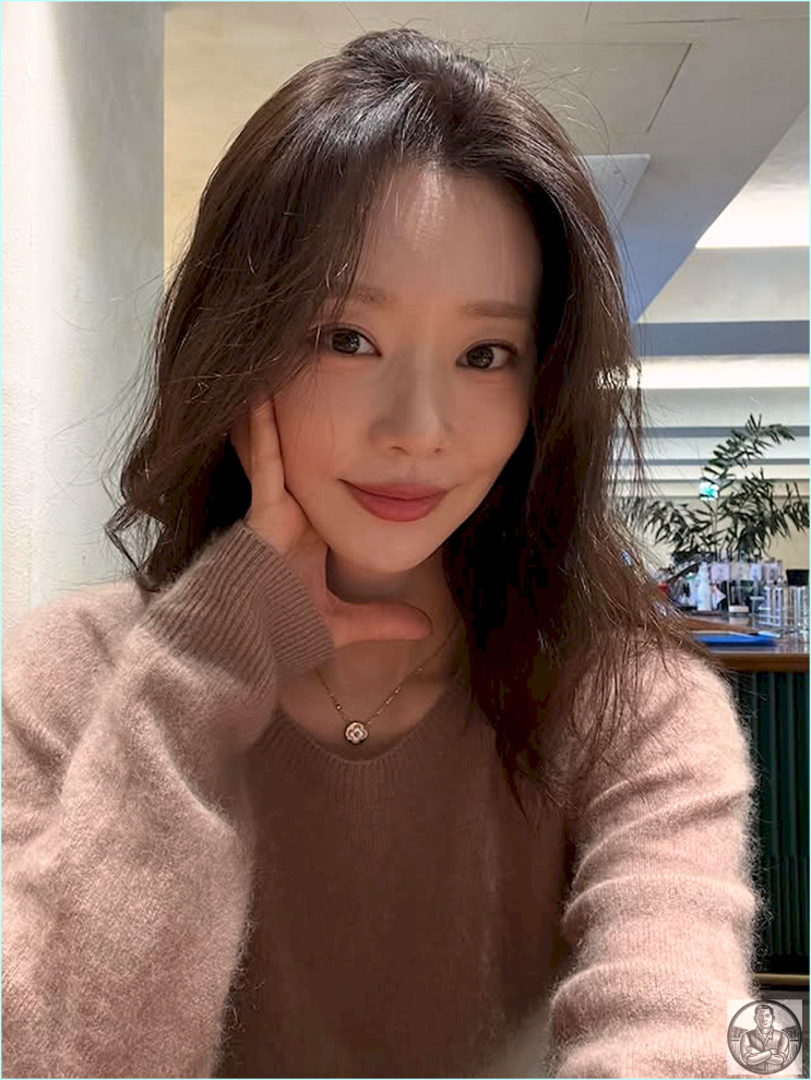  이주빈 사복 패션 겨울 무스탕 코디와 로퍼 톤온톤 스타일링 총정리