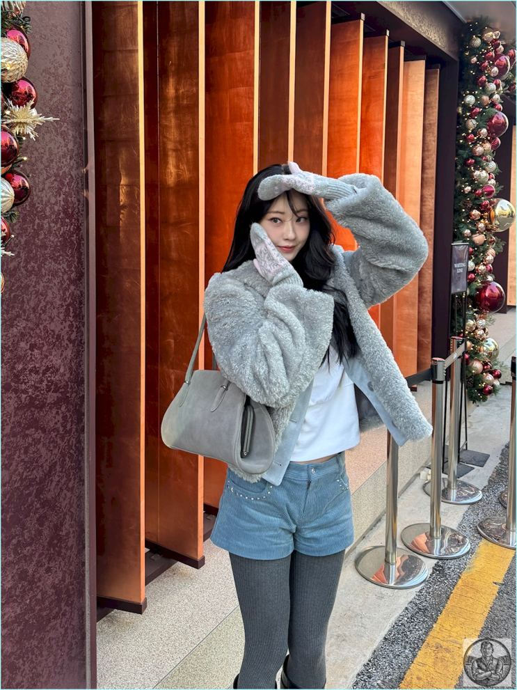 경리 아디다스 성수 카페 겨울 코디, 퍼 자켓에 코듀로이 숏팬츠 회색 스타킹 조합이 천재적인 이유