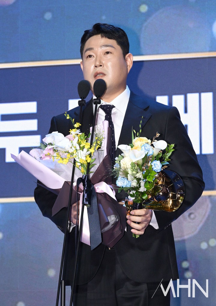‘<b>양의지</b>·이승엽 나란히’…KBO <b>골든글러브 수상</b> 기록... 