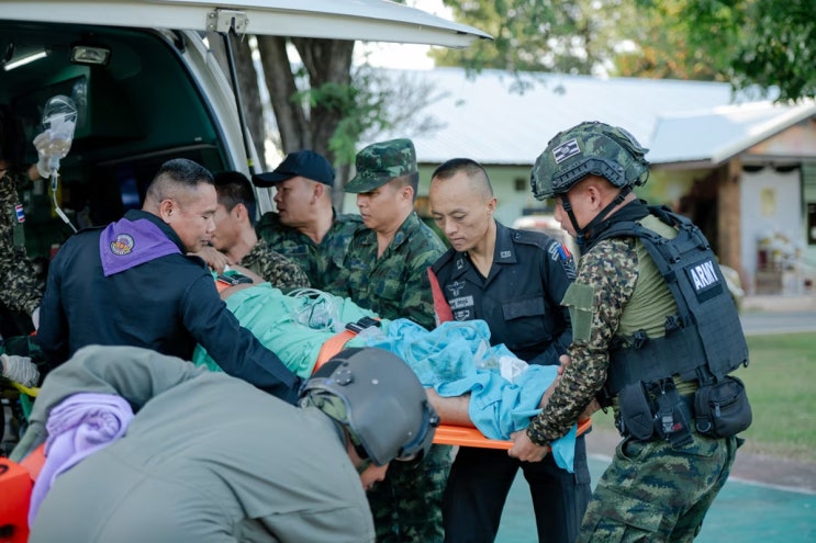 [속보] "전투기 뜨고 탱크 진격" <b>태국</b>-<b>캄보디아 국경</b> 또 뚫렸다..... 