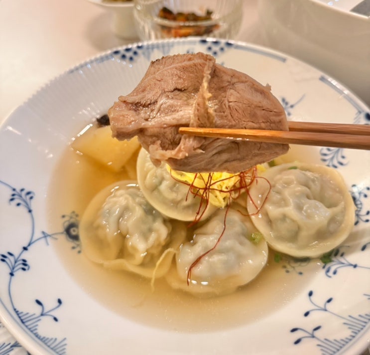  경복궁역 저녁 와인 마시는 서울식 만두국 대접광화문만두