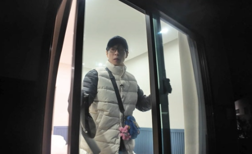   유재석, 천하의 국민 MC가 셀프 고문 택했다?! 잠 못 자고 창틀에 앉은 '런닝맨' 기상 미션의 정체는?
