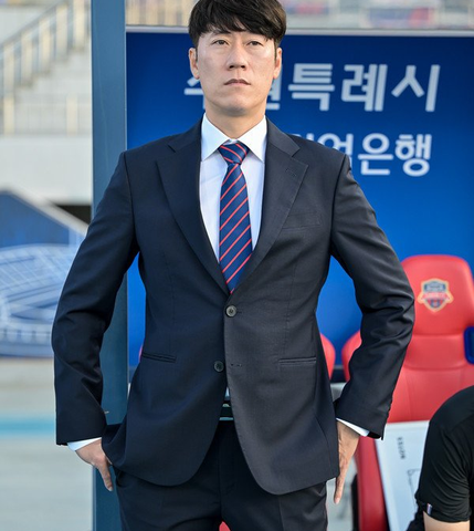<b>김은중 감독</b>의 눈물 수원FC의 강등과 그 <b>책임</b>