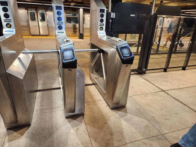  뉴욕 JFK EWR 뉴어크 리버티 공항 에어트레인 지하철 타는법 요금 대중교통 메트로카드 옴니 OMNY 사용법