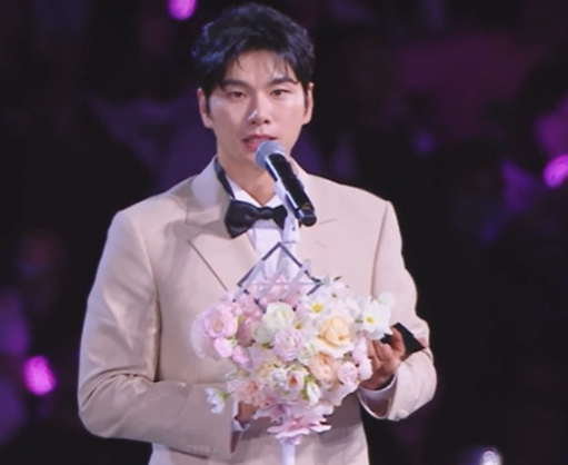   이이경, 유재석 저격 의혹 하루 만에 공식 해명! "수상 소감 그대로 받아들여달라" 왜 논란