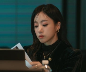   티아라 함은정, 쌍둥이 언니는 ‘캔디’ 동생은 ‘금수저’! MBC ‘첫 번째 남자’ 1인 2역 캐릭터 스틸 공개