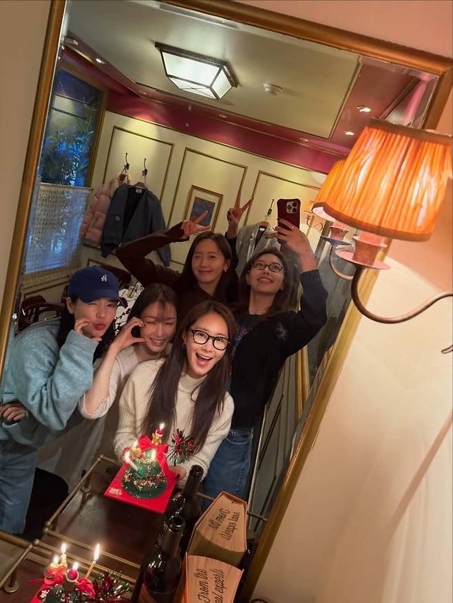 데뷔 18년차 소녀시대 우정! 유리 생일파티에 깜짝 등장한 톱스타 멤버는? (써니 근황 포착)