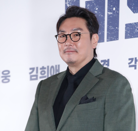 "<b>조진웅</b>, 얼음 던지고 주먹질" 성인된 후에도 <b>폭행</b>?...배우... 