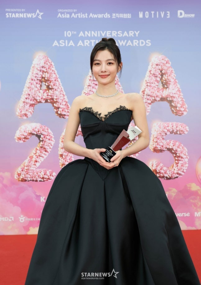 김유정, "흑화 연기, 좋은 경험" 9년 만에 AAA 2관왕 수상 소감 (친애하는 X 인터뷰)