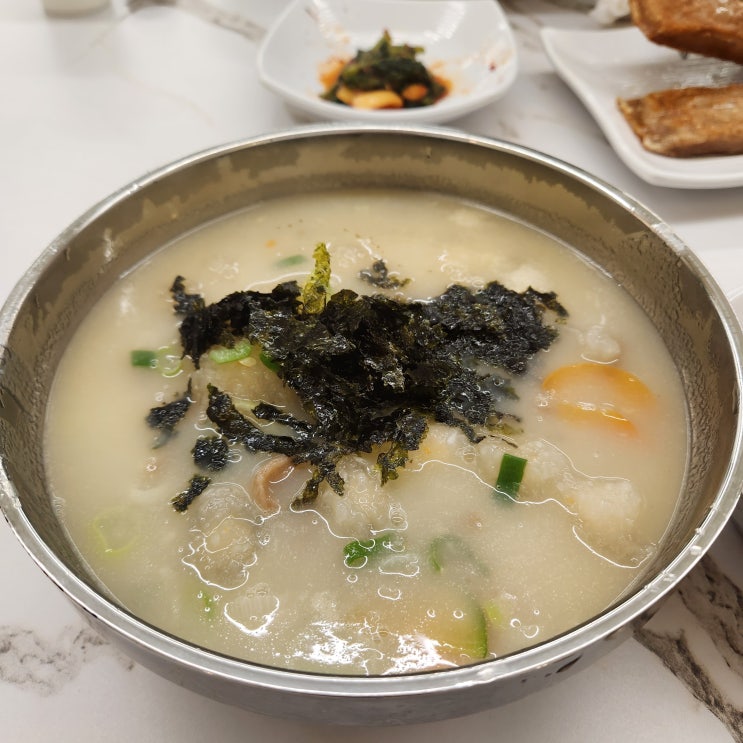  방이시장 매일 직접 갈아 만드는 감자옹심이 칼국수 맛집 '감자바우'