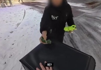   아이고 꽈당! 눈길에 오토바이 넘어진 배달기사에게… “몸은 괜찮아요?” 따뜻한 시민들의 배려에 감동 물결!