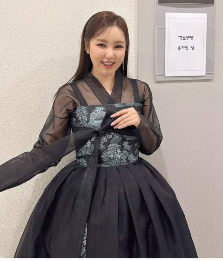 <b>송가인</b>, <b>가요무대</b> 한복 자태 단정한 우아함으로 물든 밤의 무대