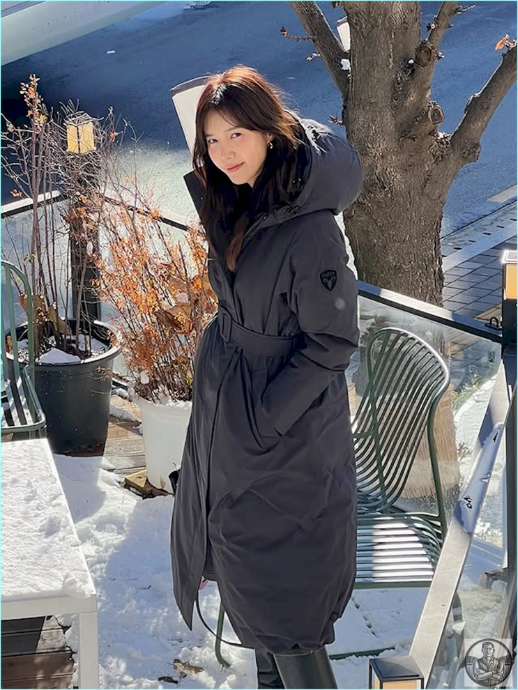  겨울철 패딩 입고도 날씬해 보이는 법? 채정안이 선택한 벨티드 패딩 스타일링 팁