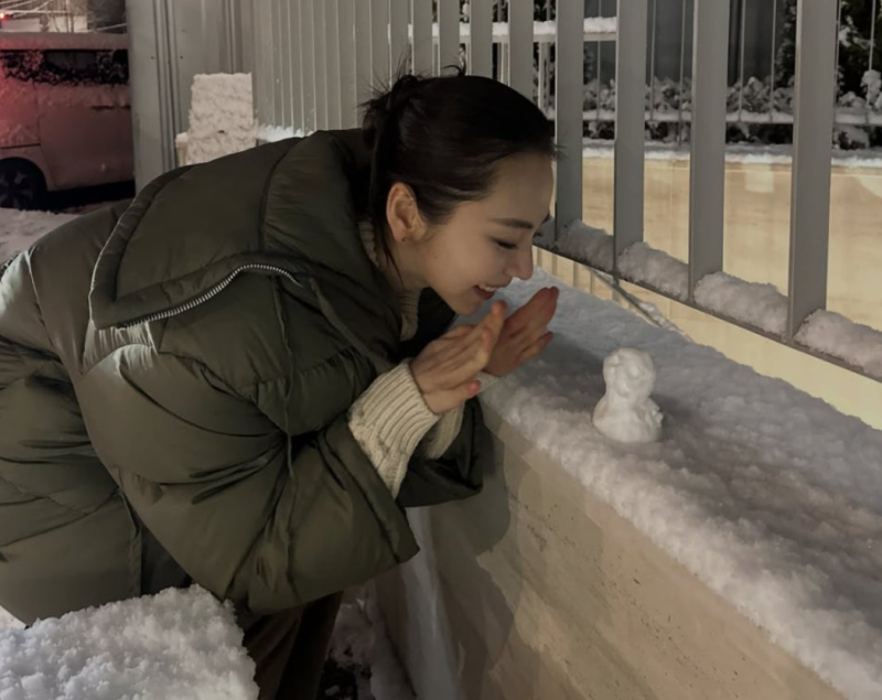 첫눈 내린 밤 안소희 감성룩, 아크네스튜디오 패딩 코디