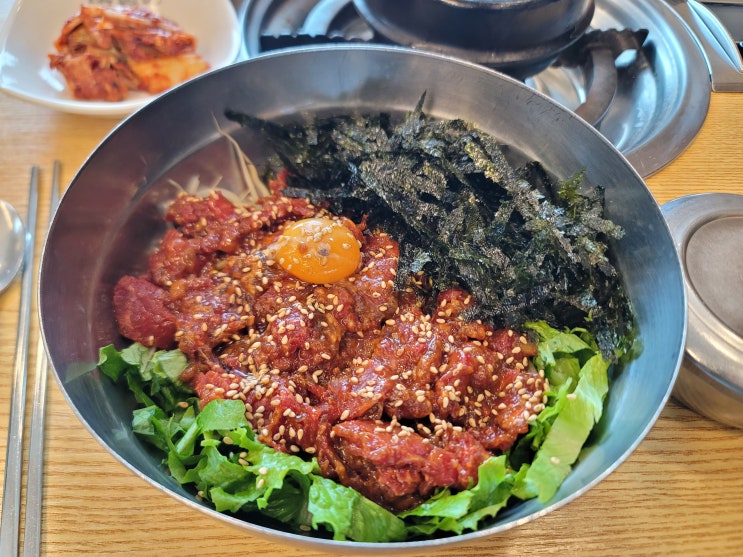  전북 김제시 원평리에 위치한 현지인 추천 맛집 육회비빔밥과 된장찌개의 조합 대운한우암소회관