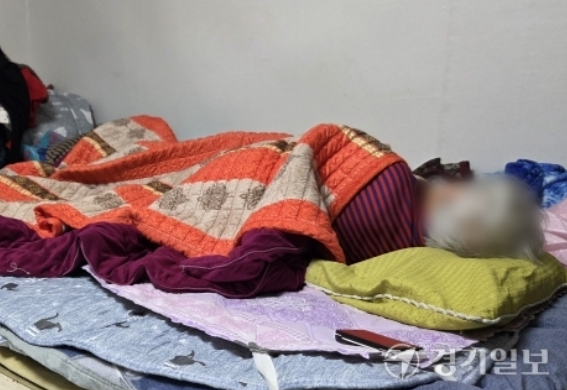  “보일러는 못 켜요”… 난방비 무서워 '냉장고' 방에서 전기장판으로 버티는 인천 남동구 판자촌