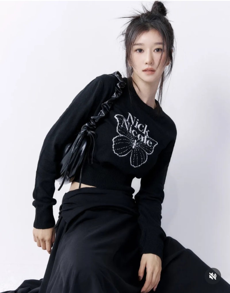 [서예지 화보 분석] '169cm 43kg' 독보적 아우라! 올블랙 & 네이비 시크룩 패션 해석