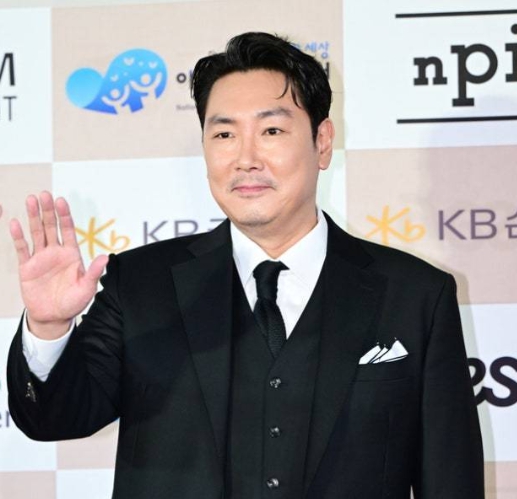   배우 조진웅 '은퇴 선언' 마침표? 덩치 큰 '빵셔틀'이었다는 반전 학폭 피해자 주장