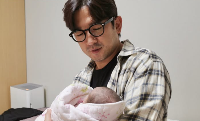 신화 <b>이민우</b> 아빠됐다! 득녀 <b>둘째딸</b> 최초공개 싱글맘 <b>이아미</b>와... 