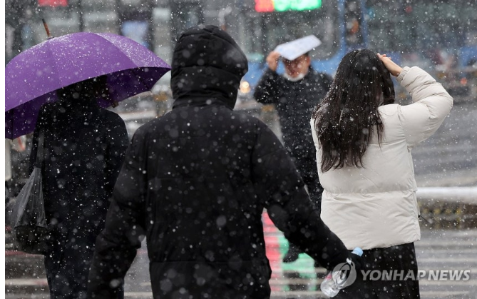 전국 비·눈 소식... <b>강원</b> 동해안·산지엔 최대 20cm '<b>폭설</b>' 유의보