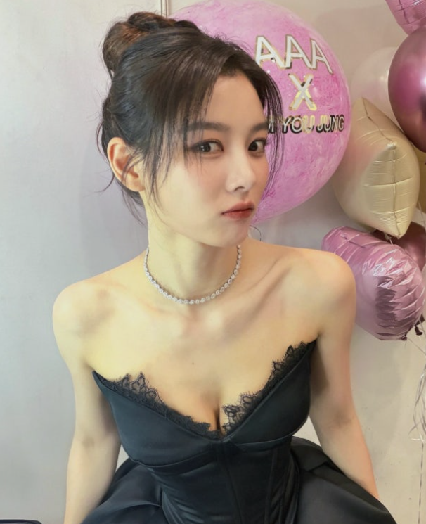   26세 배우 김유정, '뼈말라'에서 건강미로! 완벽 소화한 드레스 자태에 시선 집중