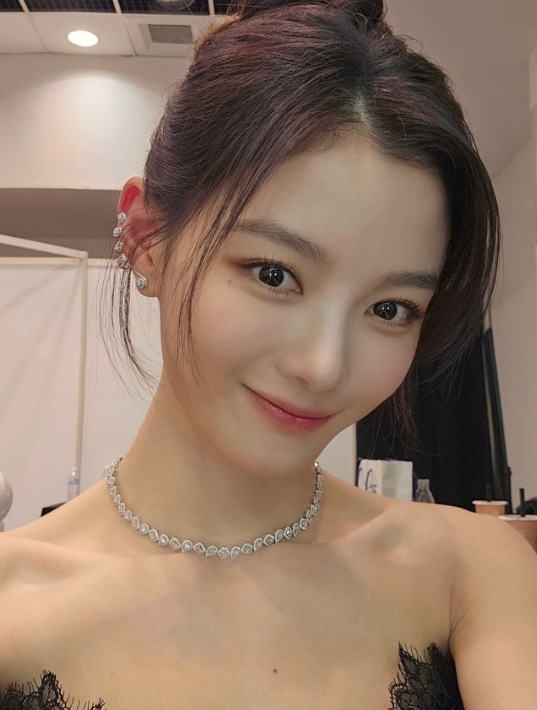  국민 여동생의 놀라운 변신! 26세 김유정, 뼈말라 건강미 드러낸 블랙 실크 드레스로 시상식 코드 완성