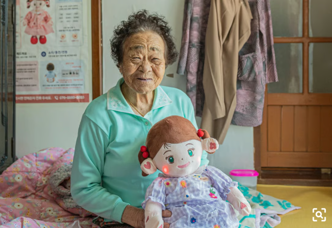 한국 노인들 품에 '130만원 인형' 뭐길래...