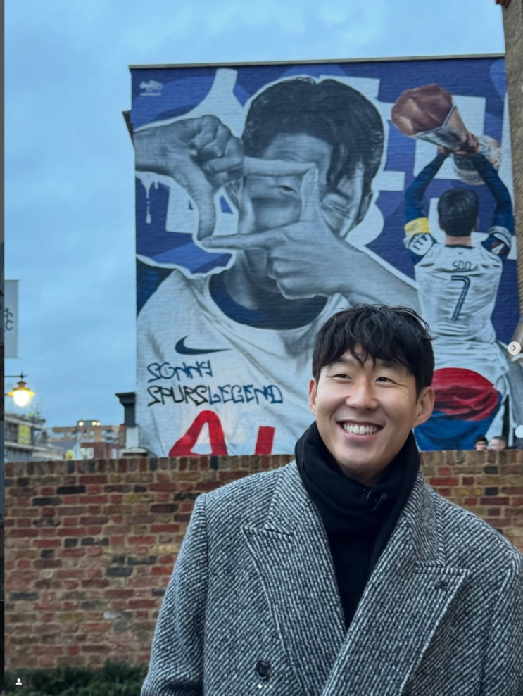 <b>토트넘</b> 레전드 <b>손흥민</b> 벽화 앞에서 마지막 인사를 준비하다