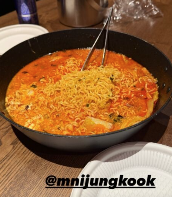   방탄소년단 정국과 RM의 훈훈한 새벽 라면 회동! 연이은 잡음 속 평온한 일상으로 팬심 잡나