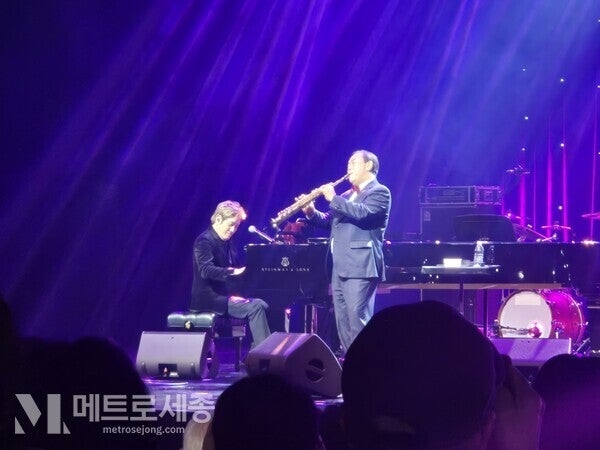 세종 송년 음악회 | ‘송년 음악회’에서 지노박과 함께 섹소폰 연주한 최민호 세종시장