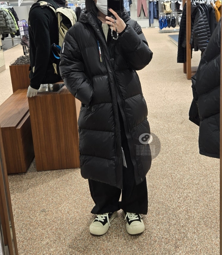 살로몬 롱패딩 컨투어 롱 다운 자켓 여자 착샷 사이즈팁