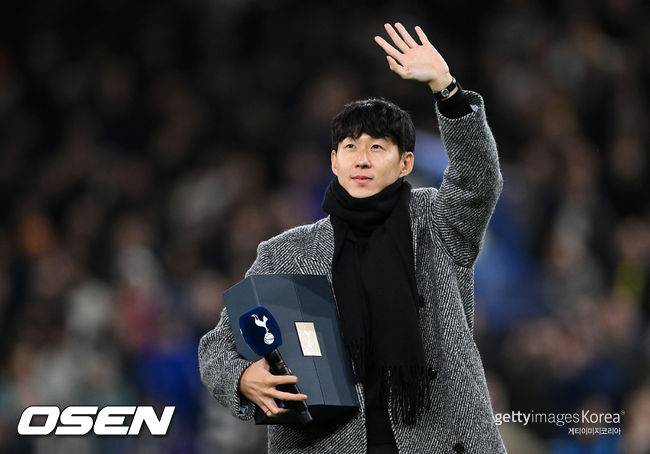 "우리 영원한 캡틴!" <b>손흥민</b>, <b>토트넘 동료</b>들의 뜨거운 기립박수... 