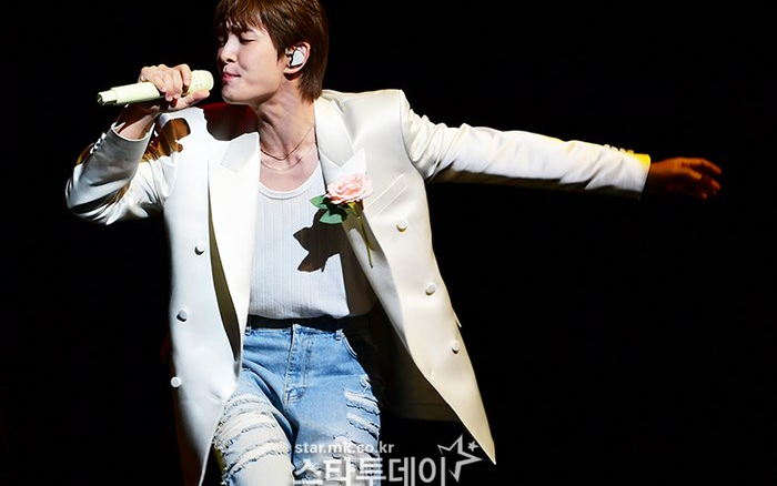 <b>온유 피부 관리</b> 위해 병원 방문… 의료 면허 논란 <b>해명</b>