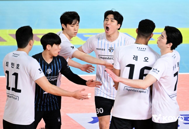 ‘레오 35점 폭발’ <b>현대캐피탈 3연승</b>! 젊은 삼성화재의 거센... 