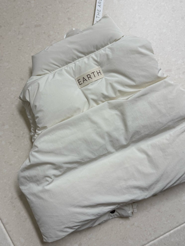  얼쓰디아카이브:EARTH | 얼쓰 패딩조끼 | 크림화이트,size3 | 13개월 여아 착용샷