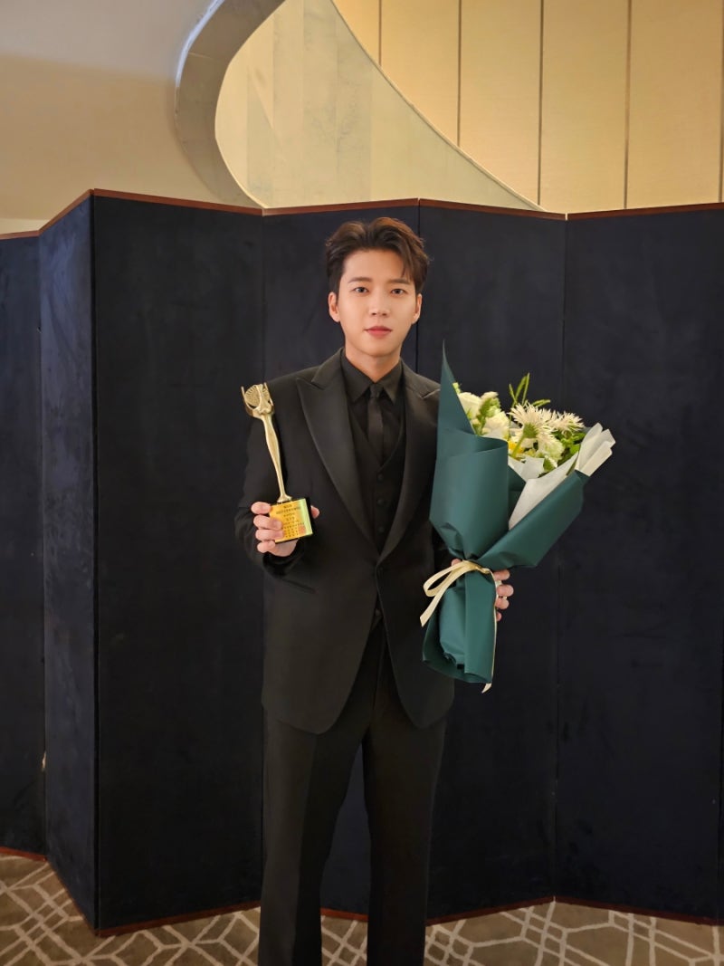 “사랑하는 새싹 가장 고마워”…인피니트 남우현, ‘대한민국문화연예대상’ K-POP상 품었....