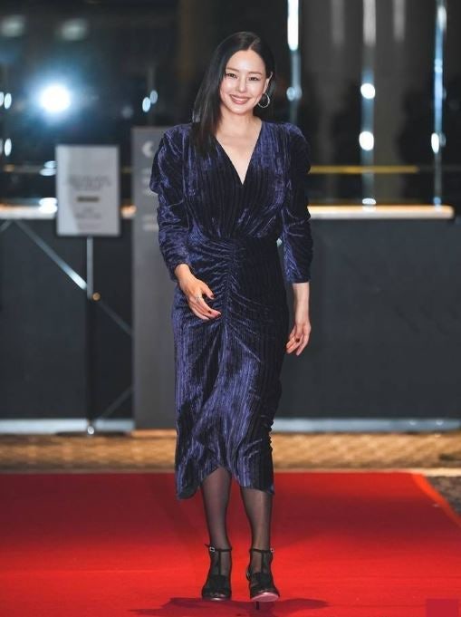 이하늬 벨벳 드레스룩, 우아함이 터져버린 순간 화제야