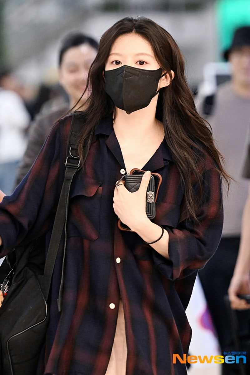 여전히 찾는다는 고윤정 공항패션 샤넬 카드 지갑 뭔데?