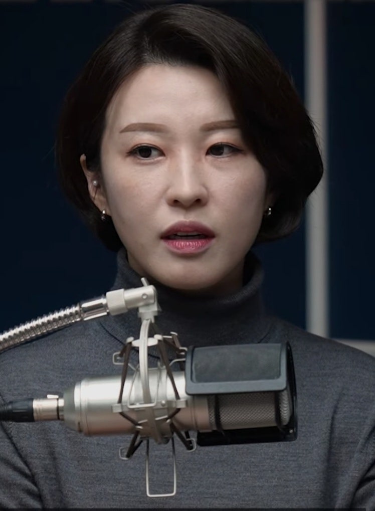 화장까지 하고 찍었다? 안귀령 총기 탈취 연출 논란