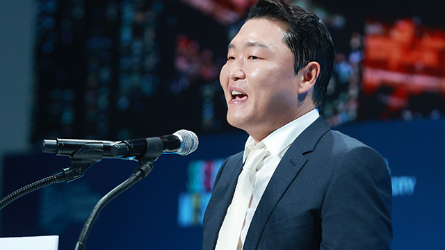 <b>싸이 수면제 대리수령</b> 의혹, 경찰 소속사·차량 압수수색... 