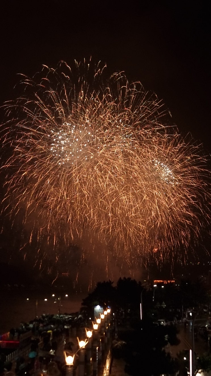  비 내리던 날의 2025 여수 밤바다 불꽃축제