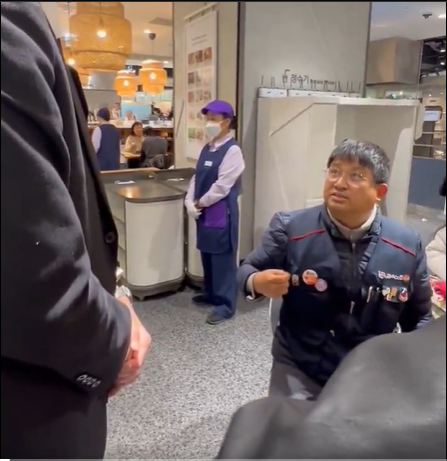벌어진 ‘<b>노조 조끼 논란</b>’…표현의 자유 vs <b>백화점</b> 규정... 