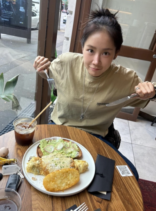   가수 소유, 초미니 드레스로 완성한 비현실적 ‘황금 비율’… 10kg 감량 후 물오른 미모 과시!