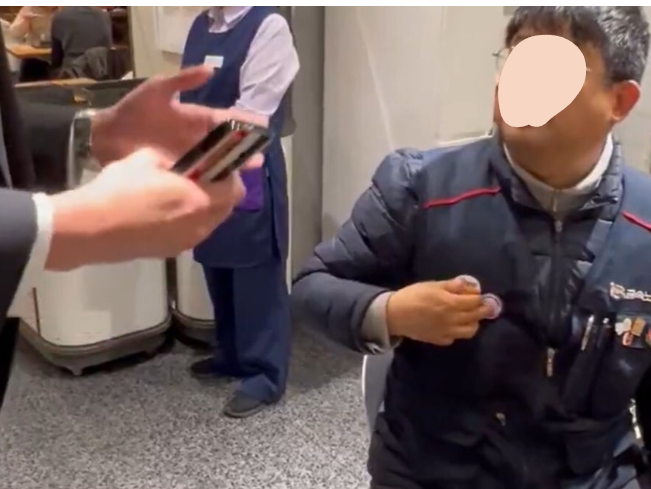 <b>롯데백화점</b>, "손님 복장 불량" <b>노조 조끼</b> 출입 금지 <b>논란</b>... "옷... 