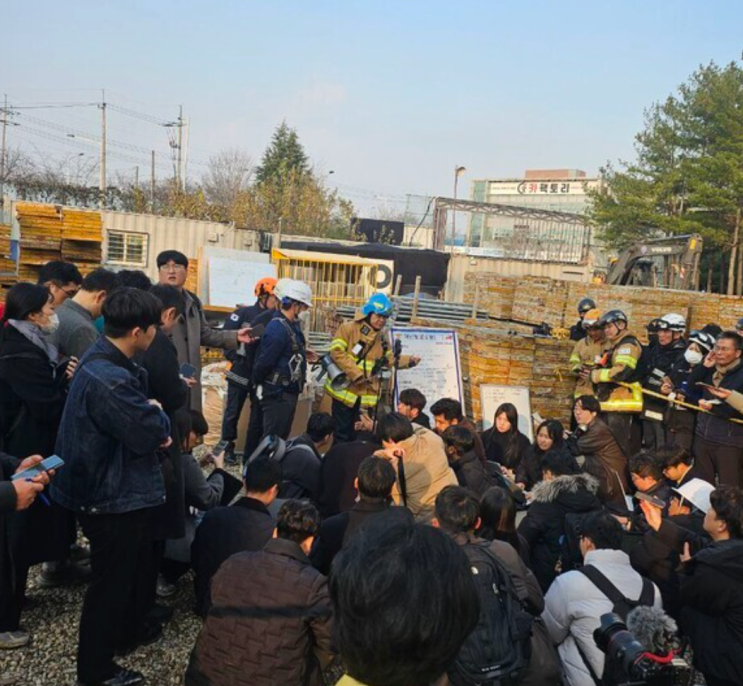 <b>광주 도서관 붕괴 사고</b> 4명 매몰 1명 심정지