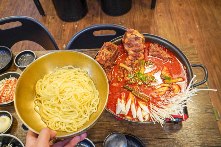  첨단 고기집 국물 진한 뼈칼집 첨단본점