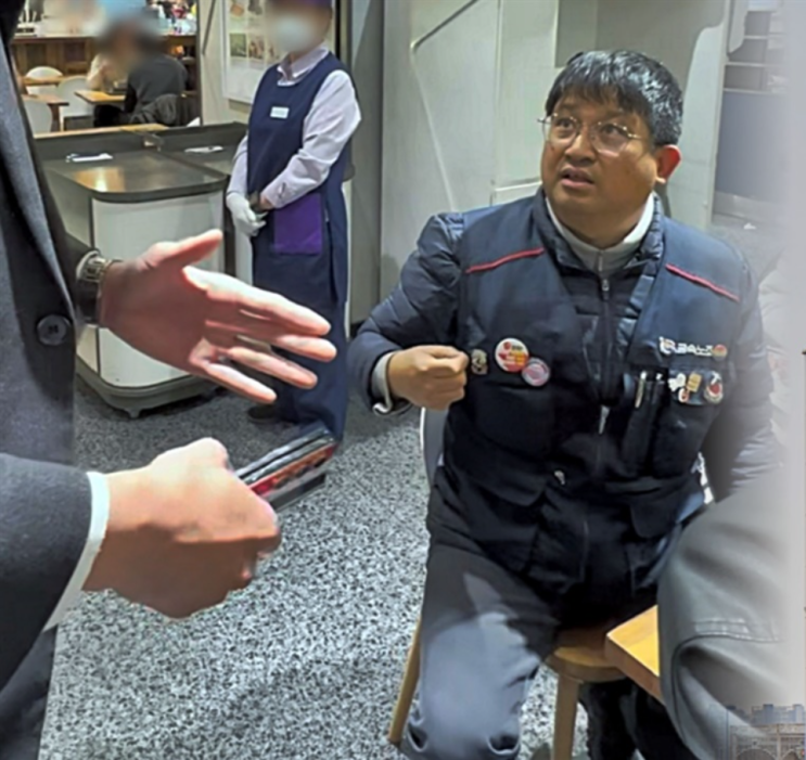 <b>롯데백화점</b>, <b>노조조끼</b>(금속<b>노조</b>)고객 제지 <b>논란</b>…“노동자... 