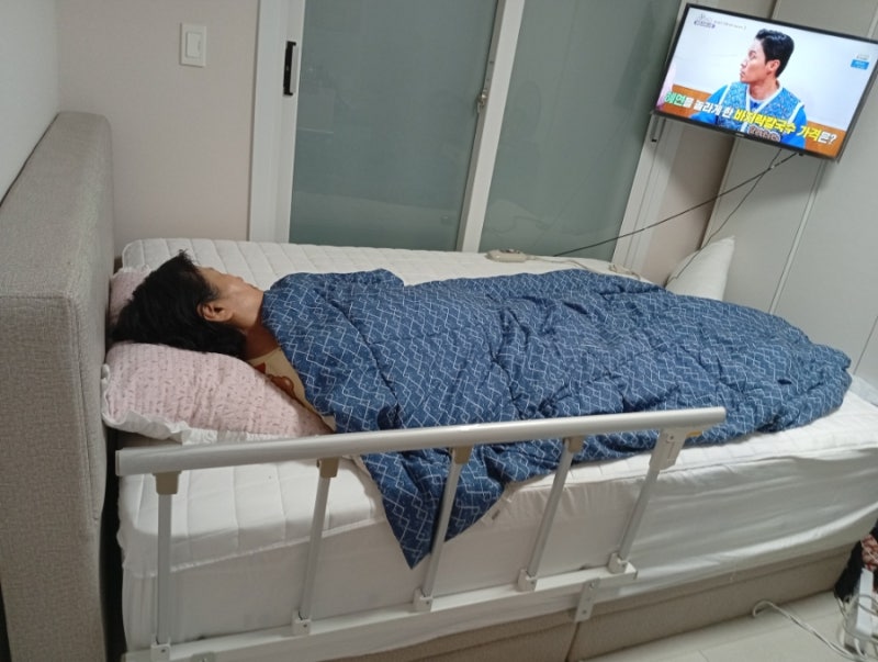 침대난간 떨어질까 걱정된다면? 코지히어 침대가드 안전손잡이