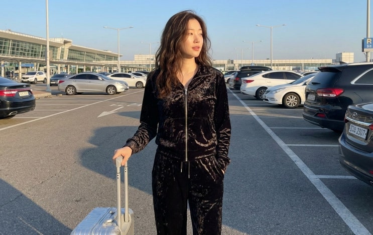  "차 안에서 5시간째... 다리 저려!" '벨벳 셋업 & 힙한 꾸안꾸' 공항패션